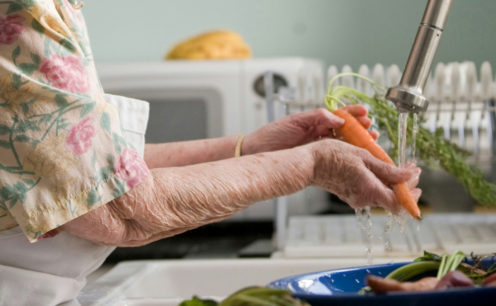 Verhinderungpflege parcus erika Laubusch und Spree Villa Spremberg - Frau in der Küche CC cdc-UrcuFgKfSS4-unsplash 