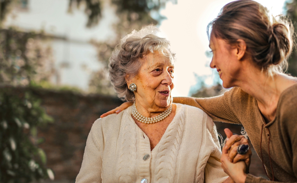 Dame mit Enkelin in ambulant betreuten Wohngemeinschaften parcus erika Laubusch und Spree Villa Spremberg - CC pexels - olly-3768131